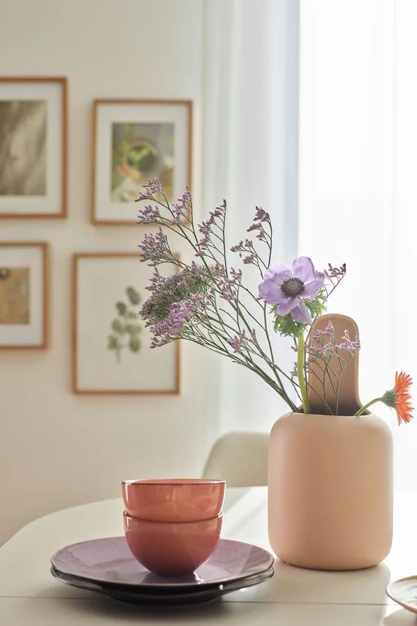 Jasny salon z dekoracyjną ceramiką w pastelowych odcieniach